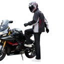 Conjunto moto impermeável: casaco e calças Casaco com gola alta e punhos elásticos Calças retas Pretas com detalhes cinzentos e vermelhos 6