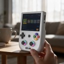 Consola de juegos portátil con Android 13 y pantalla táctil IPS de 4" con procesador Unisoc T820, batería de 5500 mAh y retroiluminación RGB 7