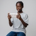 Console de jeu portable 20,8 x 1,7 x 8,6 cm avec écran IPS multitactile de 5,5" et Android 14 avec mémoire de 4 Go + 64 Go avec Wi-Fi 7
