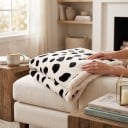 Coperta colorata per neonati 100 x 75 cm con macchie nere irregolari su fondo bianco e retro peloso per avvolgere e coprire in inverno 5