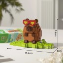 Costruzione 9,6 x 15,6 x 8 cm Capibara con occhiali rossi seduta su un coccodrillo verde Giocosa figura dettagliata in mini pezzi 2