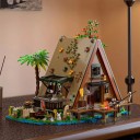 Costruzione Casa triangolare nel bosco 24 x 21 x 21 cm Modello dettagliato di un rifugio vicino al lago con terrazza e giardino Set decorativo creativo con 1486 pezzi 3