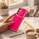 Cover med gyldne bølgede kanter til Samsung Galaxy A16 Hjerter på siden Holdbar Beskyttelse af kamera 3,5 mm og skærm 1,5 mm Glansfuld 3