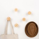 Crochet en bois en forme de vis 2