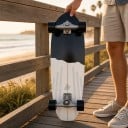 Cruiser skateboard emelt orral és farokkal Hossza 82,6 cm Csúszásgátló grip Fekete-fehér fekete kerekekkel Városra és kerékpárutakra 6