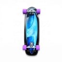 Cruiser skateboard med motiv af blå bølger Længde 81,3 cm Sølv trucks Sort med lilla hjul Til kørsel i byen og på cykelstier 1