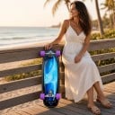 Cruiser skateboard med motiv af blå bølger Længde 81,3 cm Sølv trucks Sort med lilla hjul Til kørsel i byen og på cykelstier 2