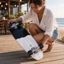 Cruiser skateboard met opgetrokken neus en tail Lengte 82,6 cm Antislip grip Zwart-wit met zwarte wielen Voor de stad en fietspaden 3