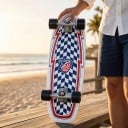 Cruiser skateboard S kék-fehér kockás mintával Hossza 78,1 cm Csúszásmentes grip Fehér fekete kerekekkel Városra és járdákra 5