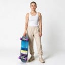 Cruiser skateboard S kicktailem a kolečky 70 mm Délka 78,7 cm Stříbrné trucky Šedomodrý s fialovými koly Na město a chodníky 6