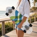 Cruiser skateboard S modro-zelenými vlnkami Délka 80,1 cm Stříbrné trucky Bílý s černými koly Na ježdění po městě a cyklostezkách 2