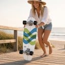 Cruiser skateboard S modro-zelenými vlnkami Dĺžka 80,1 cm Strieborné trucky Biely s čiernymi kolami Na jazdenie po meste a cyklotrasách 4