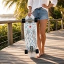 Cruiser skateboard S motívom červenej hviezdy a rúk Dĺžka 78,7 cm Strieborné trucky Biely s čiernymi kolesami Na jazdenie po meste 5