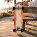 Cruiser skateboard S oranžovo-žlutým dekorem Délka 76,8 cm Stříbrné trucky Bílý s černými koly Na ježdění po městě a cyklostezkách 3