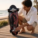 Cruiser skateboard tollmotívummal Hossza 79,4 cm Ezüst truckok Fekete piros tollakkal és fekete kerekekkel Városba és kerékpárutakra 5