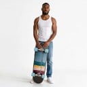 Cruiser skateboard z abstrakcyjnym wzorem Długość 78,7 cm Srebrne trucki Kolorowy z niebieskimi kołami Do jazdy po mieście i ścieżkach rowerowych 3