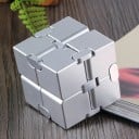 Cub metalic antistres infinit pentru mâini neliniștite Opt piese conectate pentru răsturnare continuă Dimensiuni 4 x 4 x 4 cm Pentru relaxare 5