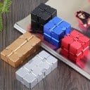 Cub metalic antistres infinit pentru mâini neliniștite Opt piese conectate pentru răsturnare continuă Dimensiuni 4 x 4 x 4 cm Pentru relaxare 6