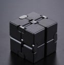 Cube antistress métallique infini pour les mains agitées Huit pièces connectées pour un basculement constant Dimensions 4 x 4 x 4 cm 1