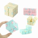 Cubo antistress infinito per mani inquieti Otto cubetti collegati per un continuo ribaltamento In polietilene Dimensioni 4 x 4 x 4 cm 10