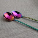 Cucchiaino da tè lungo in colore arcobaleno Superficie lucida con riflessi colorati Manico snello Acciaio inossidabile Lunghezza 19,4 cm Per 5