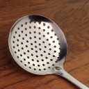 Cucharón de acero inoxidable con agujeros 2