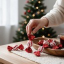 Cukros karácsonyi díszek cukorkák formájában 6 db Fűzőszalaggal 8,5 x 3 cm Fényes felület Piros-fehér szín Karácsonyfára 5