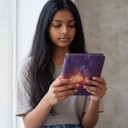 Custodia flip fucsia e arancione da 6 pollici per Kindle di 10ª generazione 2019 con stampa di uno spazio pieno di stelle e con cinturino e pellicola 2