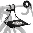 Cyklistický nosič na řídítka s plošinou na zavazadla nosnost 10 kg rozměry 20 x 24 x 22 cm kovový rám pro horské kolo s pružným popruhem 1