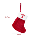 Czerwona skarpeta świąteczna 15 x 25,7 cm z białym wykończeniem i sznurkiem do zawieszenia Wyhaftowana litera T Dekoracja na kominek, choinkę lub drzwi 2