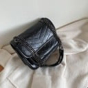 Dam crossbody väska med lock och V-sömmar Kedjestraps med konstläderdel Glansig rynkad PU-läder och polyester 3