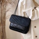 Dam crossbody väska med lock och V-sömmar Kedjestraps med konstläderdel Glansig rynkad PU-läder och polyester 12