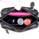 Dam liten crossbody väska i rektangulär form Äkta läder med grynig yta Rem med karbinhakar Stängning med dragkedja 17 x 10 x 5 cm 7