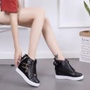 Dame ankel sneakers med skjult kile Snøring og dekorativt bånd på hælen To dekorative lynlåse med ringe Overdel i PU læder 7