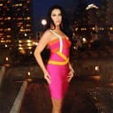 Dame bandage mini kjole med stropper Tæt fit der fremhæver figuren Skinnende rosa med kontrastfarvede striber Polyester og spandex 5