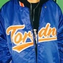 Dame baseballjakke med blank overflade og stort nummerprint Løs pasform Trykknaplukning Stribede kanter Polyester og bomuld 6