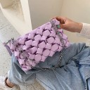 Dame clutch 26 x 16 x 5 cm Plastisk vævet mønster Håndledsrem Flad rektangulær form Til hånden og under armen 9