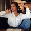 Dame cropped sweatshirt med lynlås i hvid farve Cropped snit Lange ærmer Frontlommer Ribkant i taljen Af blanding af polyester og bomuld Til 1