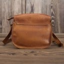 Dame crossbody taske i ægte læder Sedeltagsform med klap og metalspænde Vintage look Lang rem over skulderen 18,5 x 7,5 x 15 cm 9