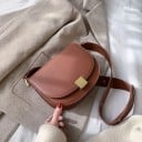 Dame crossbody taske i halvmåneform Klap med metalspænde i guldfarve Bred rem over skulderen PU læder og polyester 4
