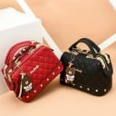 Dame crossbody taske i kuffertform Quiltet mønster og nitter To håndtag og lang rem Lynlås PU læder 25 x 16 x 13 cm 9