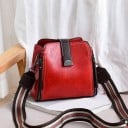 Dame crossbody taske i PU læder Bred stribet rem med karabinhager Kontrastbånd med metalender Mål 22 x 19 x 11 cm 3