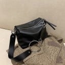 Dame crossbody taske i PU læder Lynlås Lukning Bred rem med stort metalring Dekorativ vedhæng Mål 23 x 15 x 11 cm 1