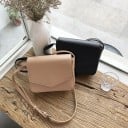 Dame crossbody taske i PU læder med klap i kuvertform Justerbar rem med spænde Størrelse 19 x 14 x 5 cm Til arbejde og i byen 3