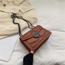 Dame crossbody taske med klap i PU læder Geometrisk quiltning med nitter Kædetræk Metal lås Mål 23,5 x 16,5 x 9,5 cm 2