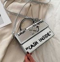 Dame crossbody taske med klap og markante påskrifter Øverste håndtag Metalspænde Justerbar rem PU læder 21,5 x 15 x 8 cm 11
