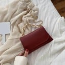 Dame crossbody taske med klap og massiv kædehank Tynd kæde over skulderen Flad form PU-læder og polyester 19 x 11 x 3 cm 4