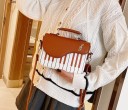 Dame crossbody taske med motiv af klaverklapper og violinkey Håndtag til hånden og rem over kroppen PU læder og polyester 20 x 15 x 8 cm 4