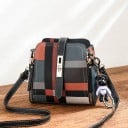 Dame crossbody taske med ternet mønster Frontrem med drejelås Flere rum indeni PU læder og polyester 19 x 18 x 11 cm 1