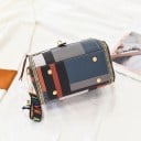 Dame crossbody taske med ternet mønster Frontrem med drejelås Flere rum indeni PU læder og polyester 19 x 18 x 11 cm 7